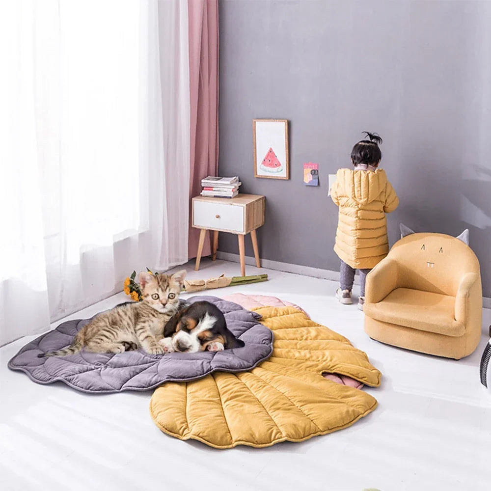 Leaf-Shaped Soft Cotton Blanket Mat for Kids and Pets
