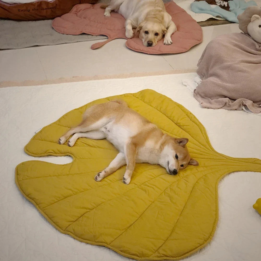 Leaf-Shaped Soft Cotton Blanket Mat for Kids and Pets